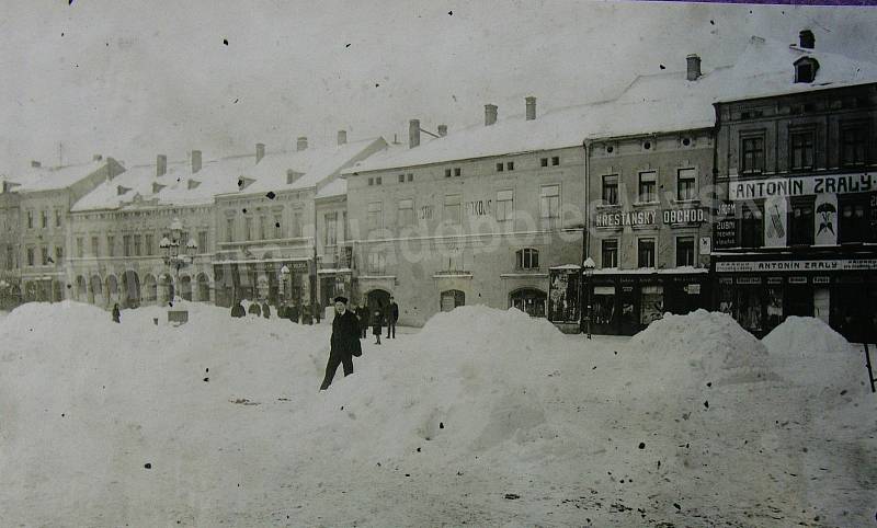 Staroměstské náměstí v Mladé Boleslavi v roce 1917.