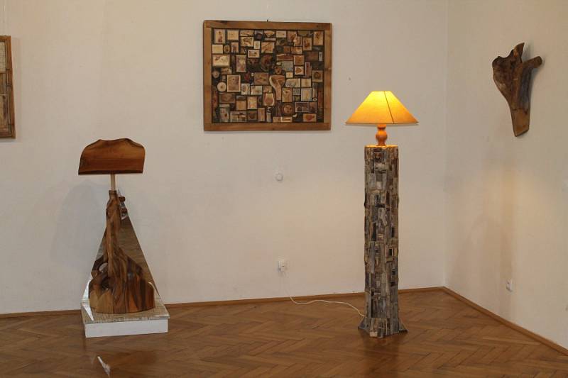 Galerie Pod Věží v Mladé Boleslavi o uplynulém víkendu nabízela poslední možnost navštívit nevšední výstavu dřevěných obrazů a dalších objektů ze dřeva z dílny dřevaře, autora knih i vypravěče Martina Patřičného. 