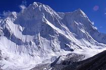 Vlevo je vrchol hory Kalanka, vpravo vrchol hory Changabang.