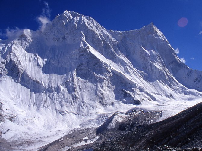 Vlevo je vrchol hory Kalanka, vpravo vrchol hory Changabang.