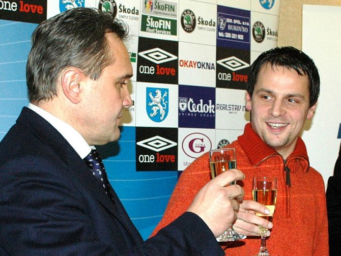 Prezident FK Mladá Boleslav Josef Dufek (vlevo) si naposledy přiťukl šampaňským s Markem Matějovským (vpravo), který z Boleslavi přestoupil do Anglie.