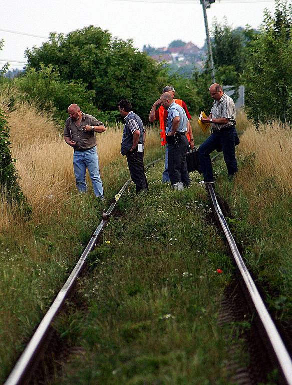 Kriminalisté místo nehody velmi pečlivě ohledávali přes dvě hodiny.