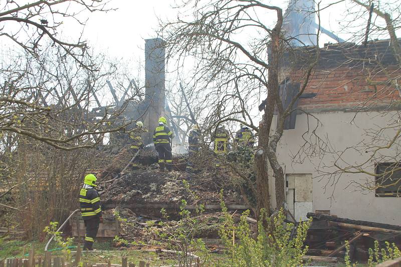 Požár dvojdomku v obci Kruhy u Mnichova Hradiště