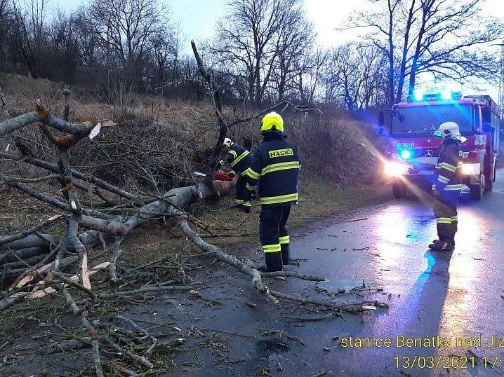 Silný vítr ve středních Čechách zaměstnal hasiče i energetiky.