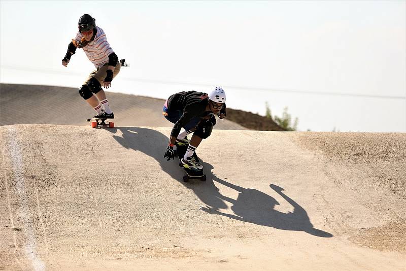 Ze závodu longboardů Red Bull Feel the Wheel 2020 na bikrosové trati v Benátkách nad Jizerou.