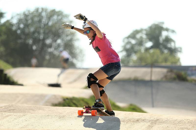 Ze závodu longboardů Red Bull Feel the Wheel 2020 na bikrosové trati v Benátkách nad Jizerou.