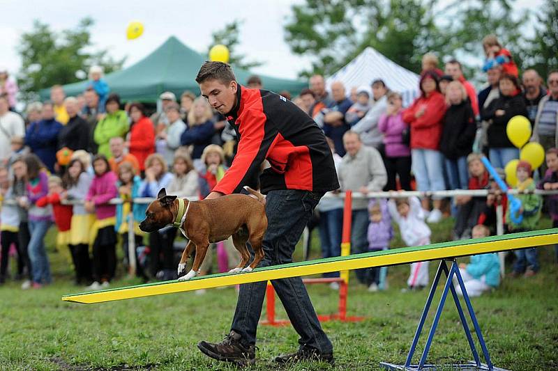 Balonové hemžení tradičně vyvrcholilo zábavným odpolednem v Bělé s ohnivou show.