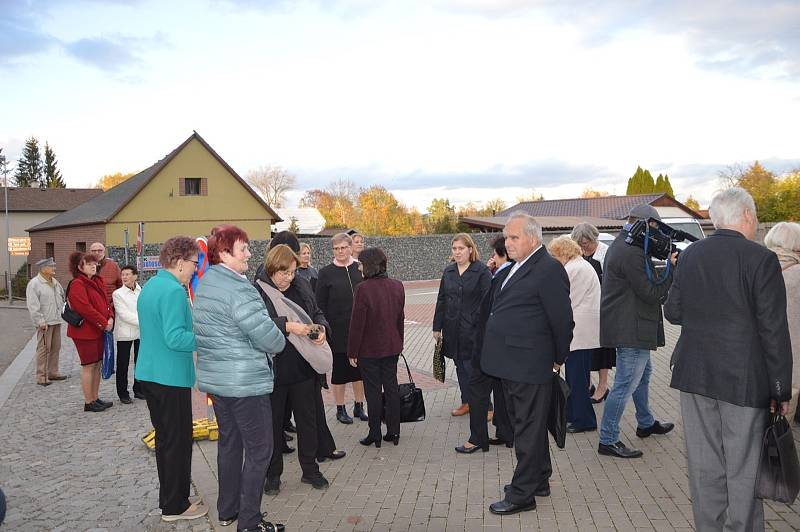 Odhalení pamětní desky Otýlie Sklenářové-Malé v Dolním Bousově.