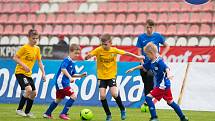 Finále Ondrášovka Cupu pro devítileté v Příbrami ovládla Mladá Boleslav (v modrém).