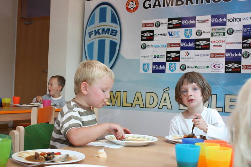 Děti mají školku na stadionu