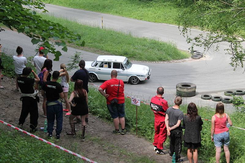 Příznivci silných motorů a kvílení  pneumatik v ostrých zatáčkách mířili v sobotu 26. května do areálu Motorlandu Vrchbělá.