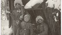Paní Fojtíková chodila v zimě s dětmi přikrmovat zvířata. 70. léta 20. století