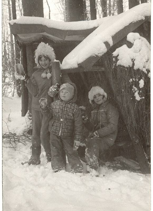 Paní Fojtíková chodila v zimě s dětmi přikrmovat zvířata. 70. léta 20. století