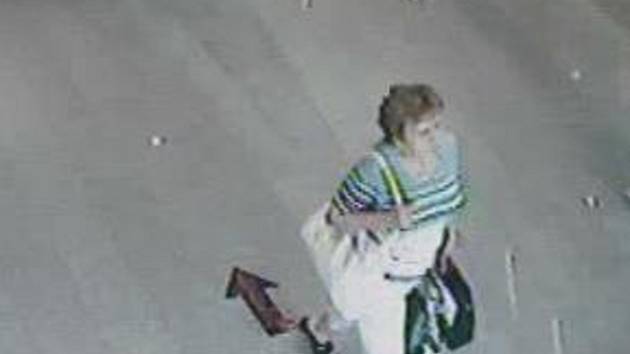 Podezřelá žena, která si přivlastnila kabelku