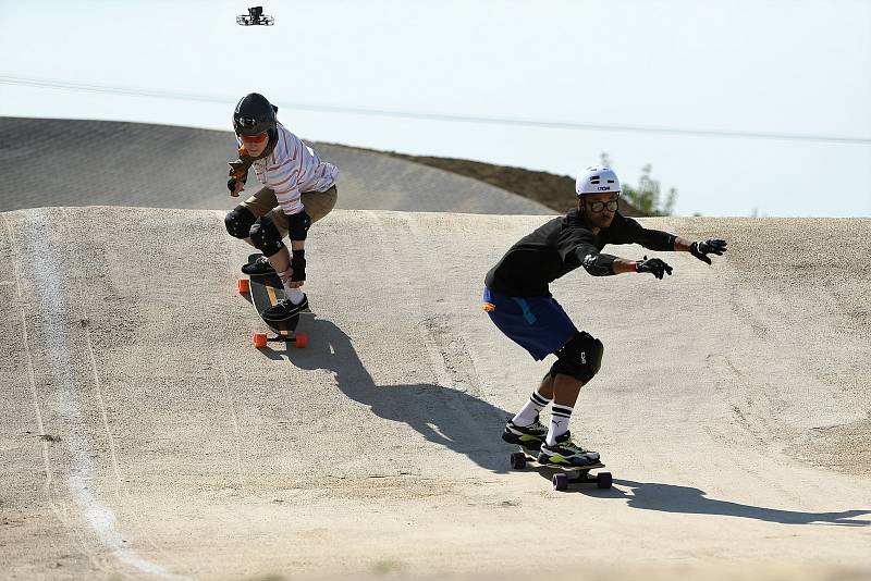 Ze závodu longboardů Red Bull Feel the Wheel 2020 na bikrosové trati v Benátkách nad Jizerou.