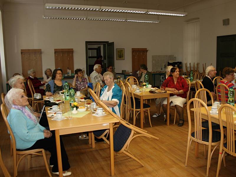 Seniorskou besídku ke Dni matek doprovodilo vystoupení dětí a seniorského divadla HEČ