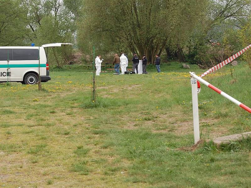 Kriminalisté ohledávají tělo mrtvé dívky nalezené na okraji Sojovic.