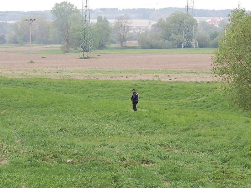 Kriminalisté ohledávají tělo mrtvé dívky nalezené na okraji Sojovic.