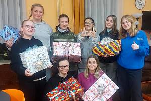 Studentky Střední pedagogické školy v Mladé Boleslavi se zapojily do vánoční sbírky Krabice od bot.