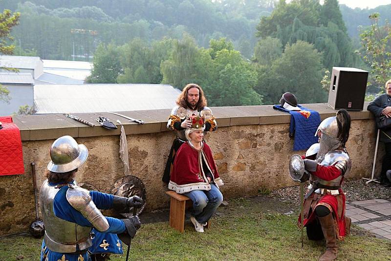 Muzejní noc v boleslavském Templu a představení šermířů.