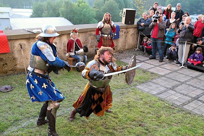 Muzejní noc v boleslavském Templu a představení šermířů.