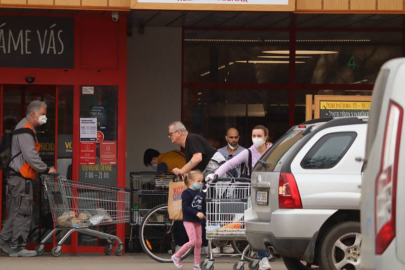 Předvelikonoční nákupy v Benátkách nad Jizerou.