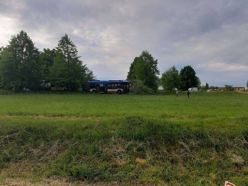 Šest lidí utrpělo zranění při čelním střetu příměstského kloubového autobusu a osobního auta, k němuž došlo v úterý na staré mladoboleslavské silnici II/610.