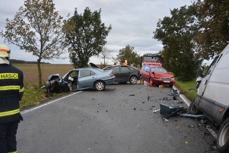 Ve čtvrtek 14. září před 18. hodinou se na silnici č. 272 mezi Benátkami nad Jizerou a obcí Jiřice stala dopravní nehoda čtyř osobních automobilů a dodávky. 