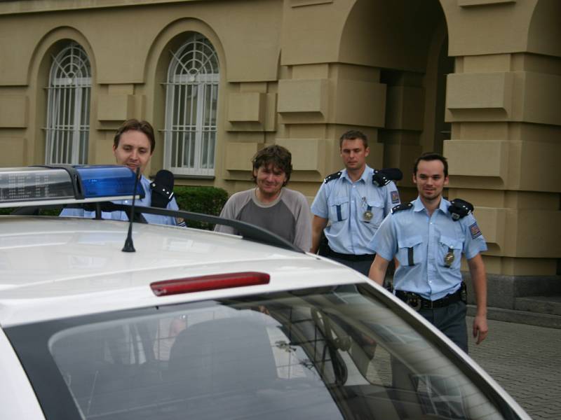 Policisté odvážejí obviněného Reného Červeně od boleslavského soudu do vazby.