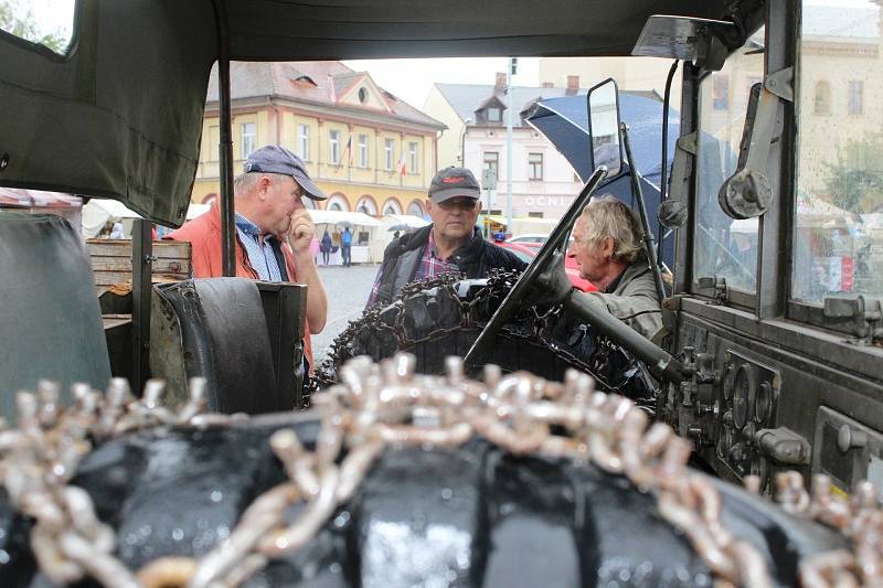 Sobotní stoleté oslavy od vzniku Československé republiky provázelo na mnichovohradišťském Masarykově náměstí deštivé počasí.