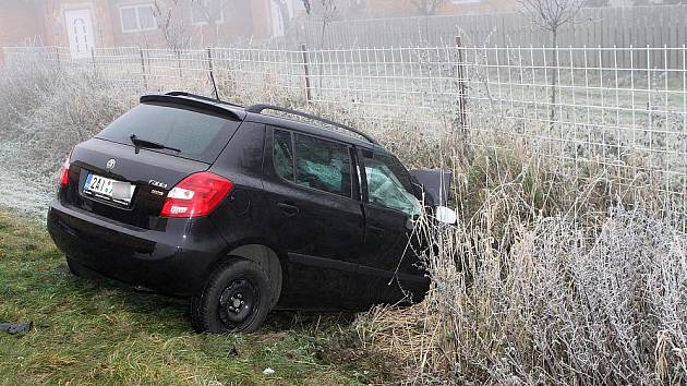 Srážka Škody Fabia s kamionem v obci Obrubce.