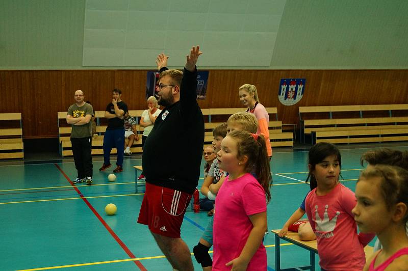 Házenkářští začátečníci z Bělé oslavili závěr roku soutěžemi a hrou, kterou mají nejvíc rádi – házenou. Tentokrát to ale nebyl klasický trénink, nýbrž měl příchuť blížících se Vánoc. Na plac, kromě trenérů, vyběhli totiž i rodiče.