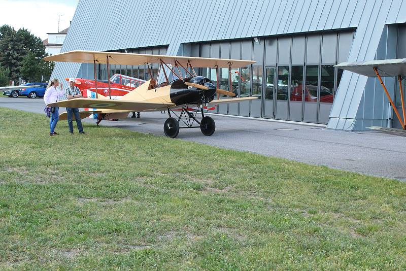 V LETECKÉM MUZEU Metoděje Vlacha v Mladé Boleslavi se sešli piloti ultra lehkých letadel, kteří do města automobilů přiletěli se svými stroji až z Německa. .