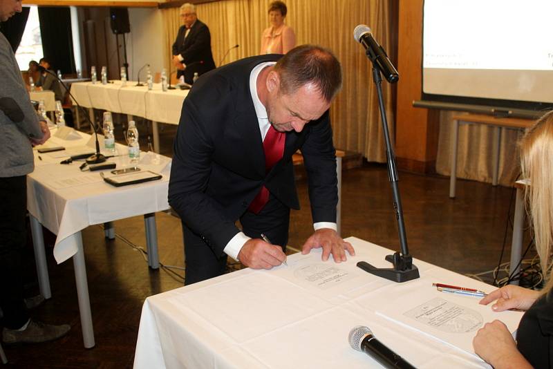 Z ustavujícího jednání, na němž všichni zvolení zastupitelé Mladé Boleslavi podepsali slib.