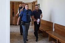 Desetiletý trest za pokus vraždy krajana, který zatím není pravomocný, dostal v pátek Oleksii V. za loňský (28. 9. 2022) útok nožem na ubytovně u Vlkavy na Mladoboleslavsku.