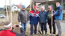 Sázení stromů v Čisté v rámci projektu Škoda Auto