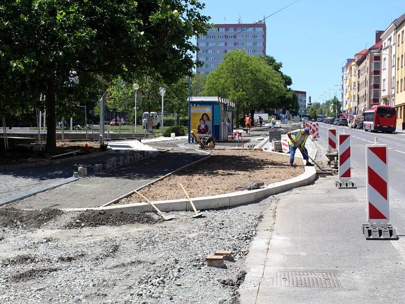 Úplná uzavírka platí v Mladé Boleslavi na křižovatce náměstí Republiky - S. K. Neumanna a u soudu včetně uzavření chodníku, parkovacích stání, jednoho jízdního pruhu a přechodů pro chodce až po křižovatku s Laurinovou ulicí.