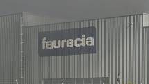 Hala firmy Faurecia zahalená dýmem.