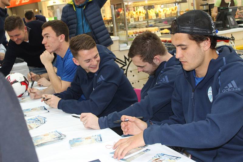 Autogramiáda prvoligových fotbalistů FK Mladá Boleslav přilákala do obchodního a zábavního Bondy centra ve středu odpoledne desítky zájemců.