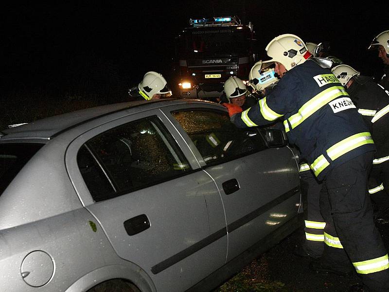 Bouřka řádila na Mladoboleslavsku. Kvůli popadaným stromům bourala u Bakova nad Jizerou dvě auta. Zranili se tři lidé.