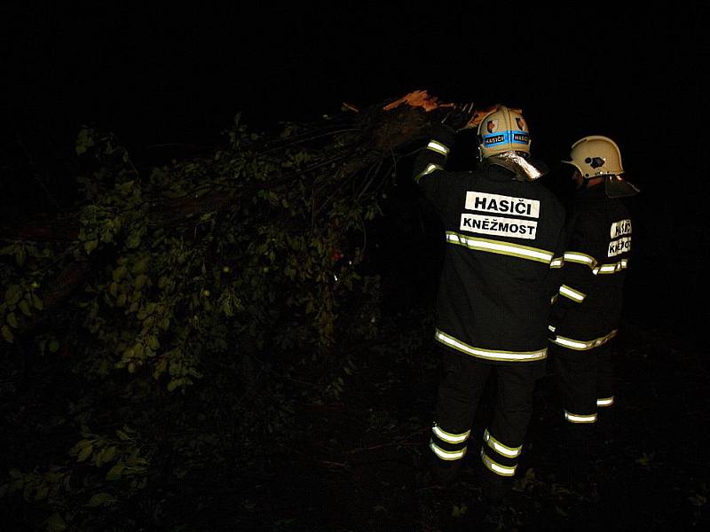 Bouřka řádila na Mladoboleslavsku. Kvůli popadaným stromům bourala u Bakova nad Jizerou dvě auta. Zranili se tři lidé.