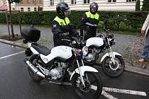 Primátor Mladé Boleslavi Raduan Nwelati si vyzkoušel nové motocykly Yamaha městské policie.