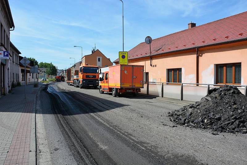 Rekonstrukce silničního povrchu na Ptácké ulici v Mladé Boleslavi.