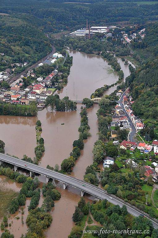 Velké plochy polí a luky zalila voda také v Debři.