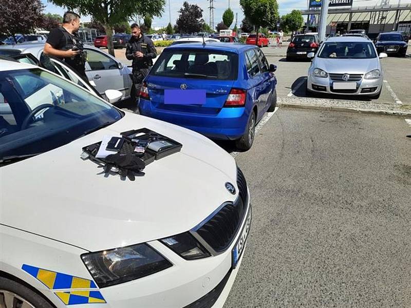Všímavá řidička informovala strážníky o tom, že vozidlo dojelo k nákupnímu centru Olympia a jeho řidička je zjevně pod vlivem omamné látky.