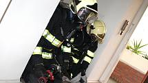 Hasiči v mnichovohradišťském domě s pečovatelskou službou trénovali zásah při požáru