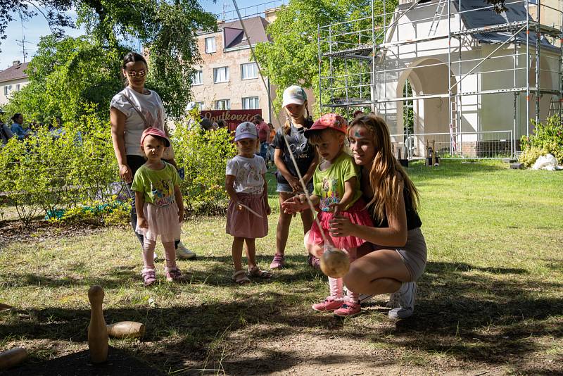 Více než tři sta lidí se zúčastnilo zahradní slavnosti v Klementince.