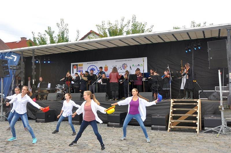 Sousedské slavnosti se v Mnichově Hradišti v sobotu vyvedly. Mnoho lidí, mnoho stánků, mnoho zábavy. A také tolik očekávaná výstavka vozů značky Liaz.