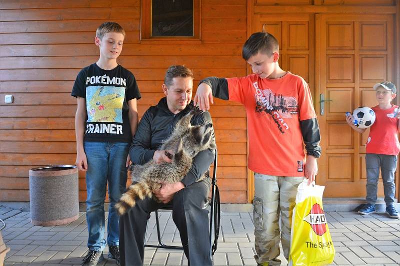 Babí léto, ocasatí draci a čtyřiadvacet soutěžících. První říjnová sobota patřila v Jizerním Vtelně tradiční drakiádě.