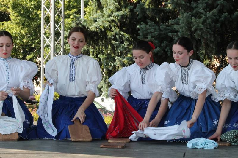 Folklorní festival v Bakově bavil návštěvníky i v parném počasí